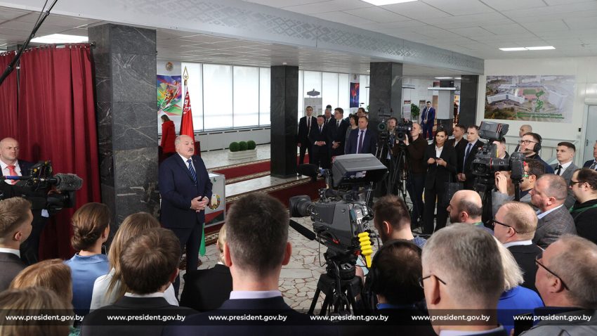 Президент Беларуси Александр Лукашенко принял участие в выборах и ответил на вопросы журналистов