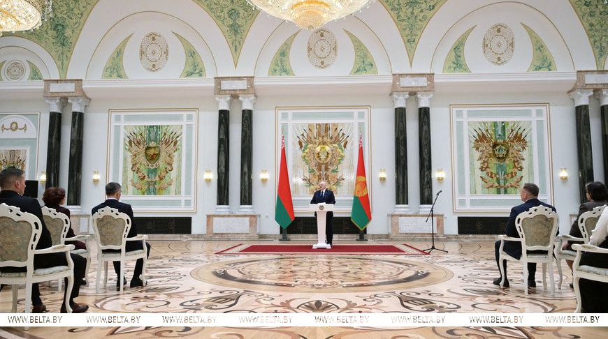 Программа пятилетки, третий реактор, самоизоляция Литвы и разговор с Путиным. Итоги недели Президента
